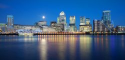 Kiel Full moon over London skyscrapers
